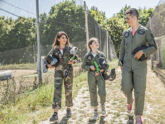 Kinderen in camouflagekleding maken zich klaar voor een potje paintball of lasergame op Camping de Schatberg.