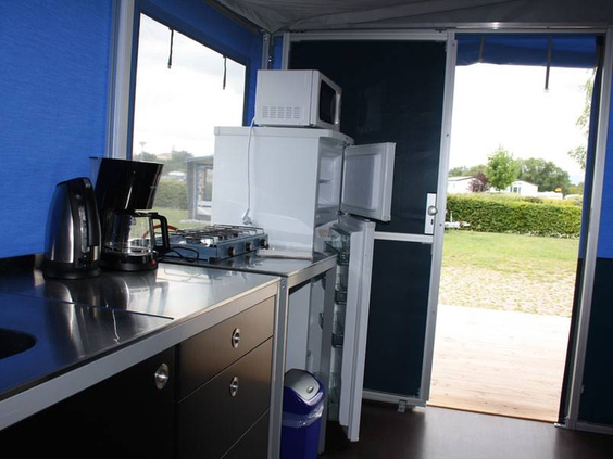 Het compleet ingerichte keukenblok met kookplaat, koelkast en magnetron in een trekkershut op Knaus Campingpark Eschwege.