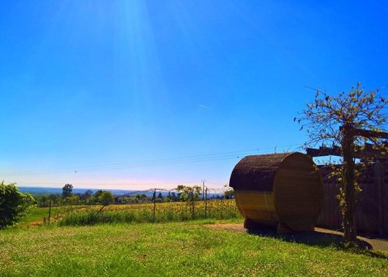Camping La Grappe Fleurie - accommodatie en uitzicht