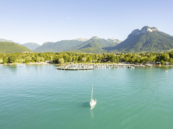camping La Nublière heeft direct toegang tot het meer van Annecy