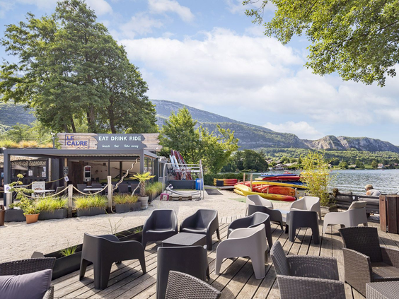 Terras van camping La Nublière aan het meer