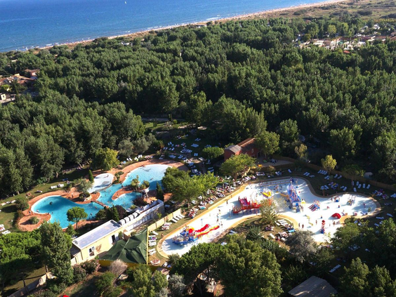Luchtfoto van het grote waterpark en de zwembaden van Camping Le Sérignan Plage, gelegen in een bosrijke omgeving aan de kust van de Languedoc-Roussillon.