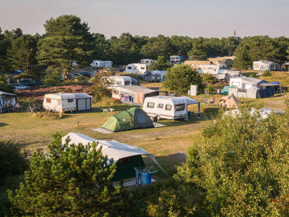 Uitzicht over de kampeerplaatsen van Camping Loodsmansduin, prachtig gelegen in de duinen van Nationaal Park Duinen van Texel.