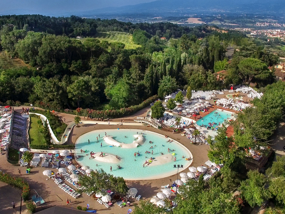 Overzichtsfoto van Norcenni Girasole Village, een 4-sterren familiecamping in Toscane