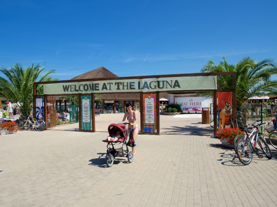 De ingang van het grote waterpark 'The Laguna' op familiecamping Park Albatros in Toscane, Italië.
