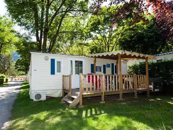 Comfortabele stacaravan met een houten, overdekte veranda op een groene staanplaats op de kindvriendelijke camping Park Albatros in Toscane.