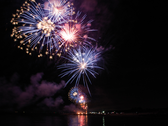 Spectaculaire, kleurrijke vuurwerkshow in de nachtelijke hemel boven de zee bij Camping Union Lido.