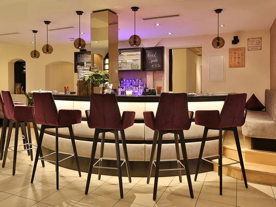 Hotelbar met barkrukken en sfeervolle verlichting