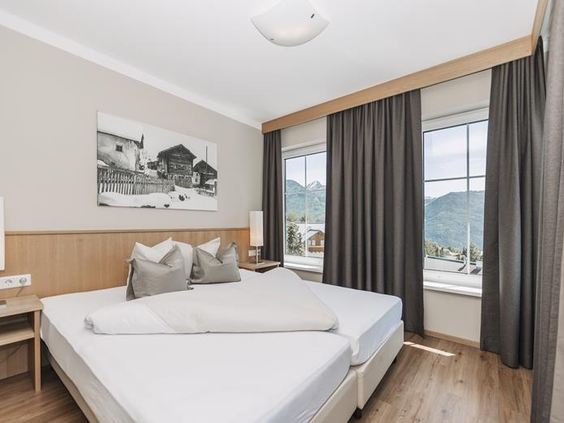 Comfortabele hotelkamer met tweepersoonsbed en uitzicht