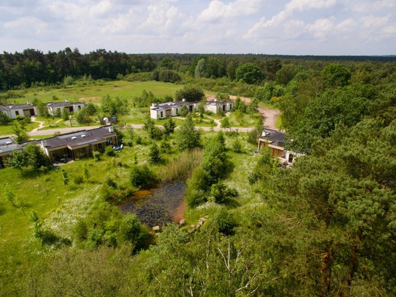 Overzicht van de cottages van Center Parcs Bispinger Heide, gelegen midden in de groene bossen en natuur van de Lüneburger Heide.