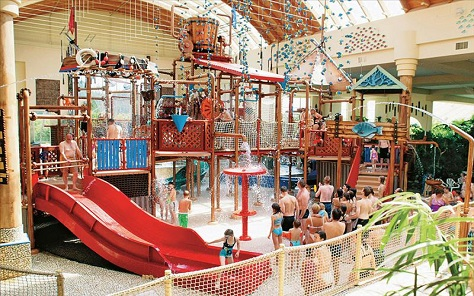 Groot waterspeeltoestel, het Water Playhouse, in het Aqua Mundo zwemparadijs van Center Parcs Park Hochsauerland, vol met glijbanen en waterkanonnen.