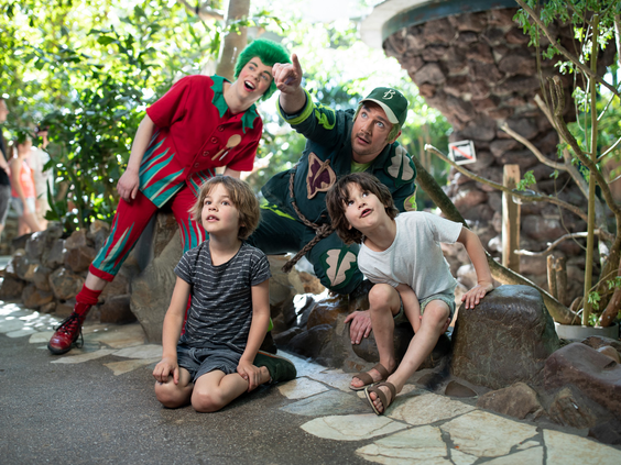 Twee jongens poseren met de entertainmentfiguren Orry en zijn vriend in een tropische setting bij Center Parcs Het Meerdal.