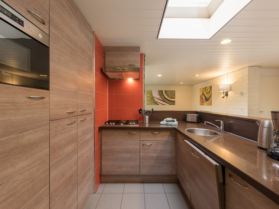 De moderne en volledig uitgeruste keuken in een cottage van Het Meerdal, voorzien van een kookplaat, oven, vaatwasser en alle benodigdheden om zelf te koken.
