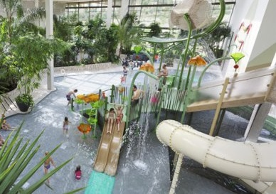 De tropische waterspeeltuin voor kinderen in de Aqua Mundo van Center Parcs Bostalsee, met kleine glijbanen, fonteintjes en speeltoestellen.