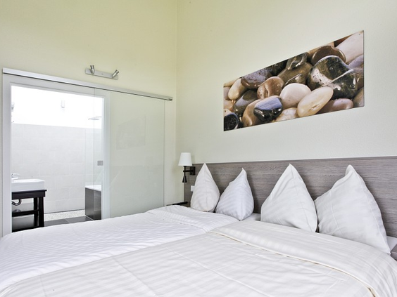 Stijlvolle slaapkamer met een opgemaakt tweepersoonsbed in een cottage of hotelkamer van Center Parcs Park Hochsauerland.