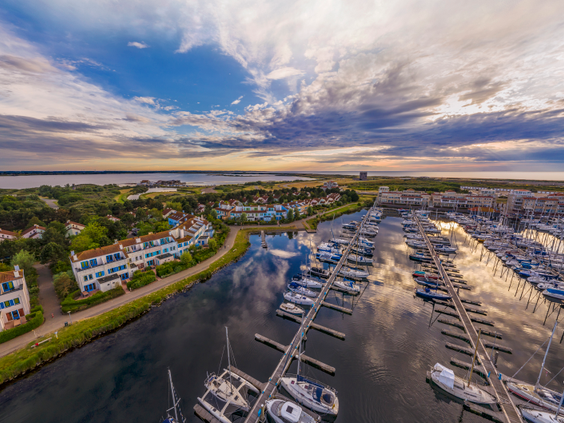 Luchtfoto van de jachthaven en de cottages van Center Parcs Port Zélande, gelegen aan het Grevelingenmeer.