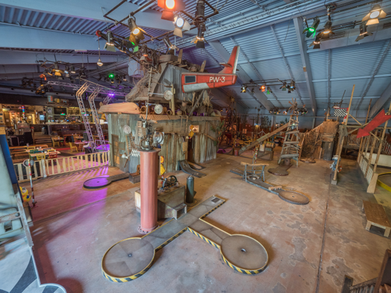 De avontuurlijke indoor minigolfbaan in de Adventure Factory van Center Parcs Port Zélande, met een uniek industrieel thema.