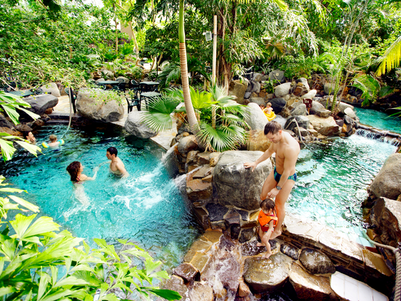 Aqua Mundo subtropisch zwembad Center Parcs Erperheide België wildwaterbaan rotsen waterval tropisch paradijs gezinsvakantie Belgisch Limburg