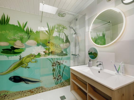 Een vrolijke badkamer in de themacottage 'Dieren in het bos' bij Erperheide, met een wandillustratie van kikkervisjes en salamanders onder water.