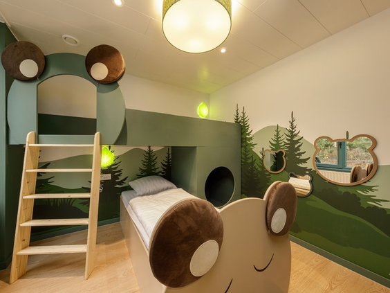 De unieke kinderslaapkamer in de 'Dieren in het bos' themacottage bij Center Parcs Erperheide, met een stapelbed in bos-thema en speelelementen.