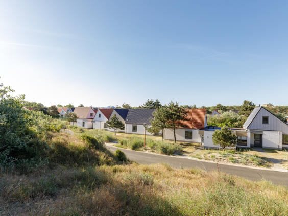 De vernieuwde cottages van Center Parcs Zandvoort liggen verspreid in het glooiende, groene duinlandschap aan de kust.