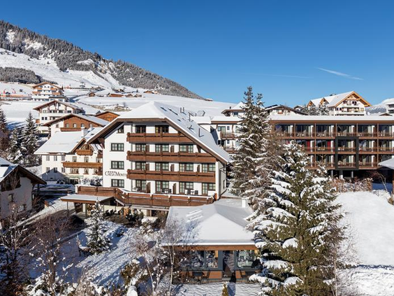 Oostenrijks hotel in de sneeuw direct aan de piste