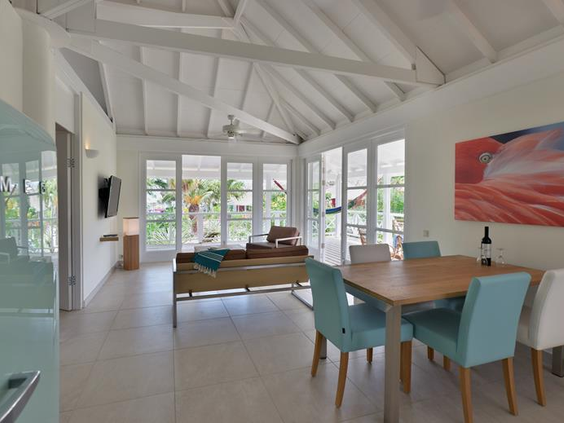 Het lichte en moderne interieur van een appartement in CHOGOGO Resort, met een ruime woonkamer en eethoek.
