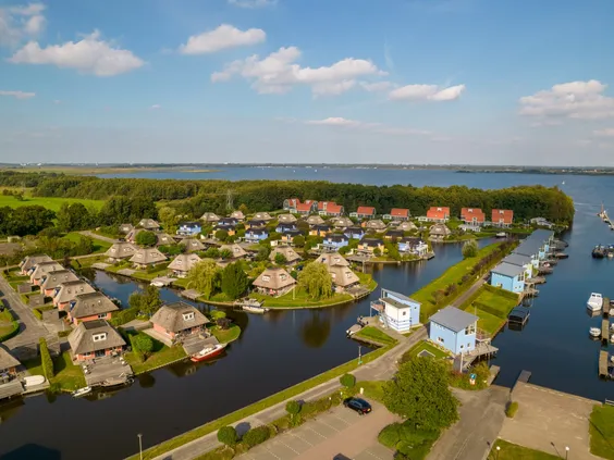 Luchtfoto van Villapark de Bloemert in Drenthe, met de vele vakantiehuizen gelegen aan het water van het Zuidlaardermeer.