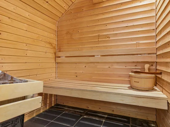 Houten privé sauna in een luxe wellness bungalow op Villapark de Bloemert om heerlijk in te ontspannen.