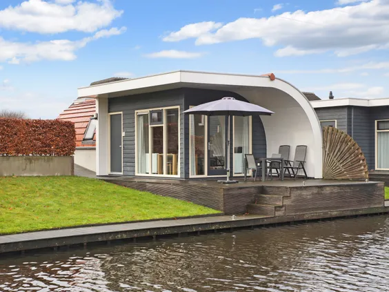 Unieke, moderne waterlodge met een rond dak en een terras direct gelegen aan het water op Villapark de Bloemert in Drenthe.