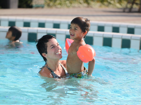 Moeder en zoon in het buitenzwembad van all inclusive hotel De Bonte Wever in Assen.