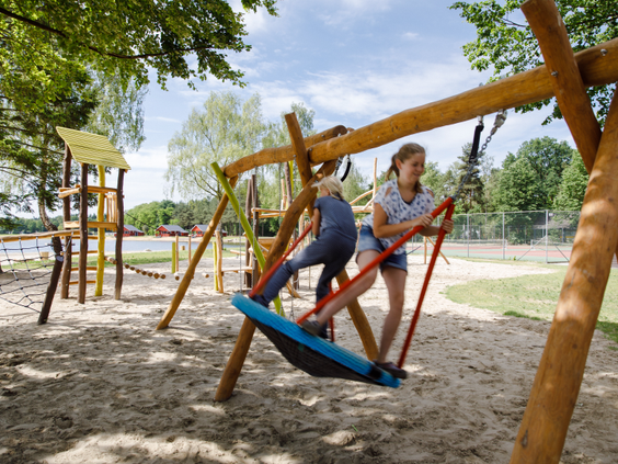 Kinderen schommelen in speeltuin De Flaasbloem Noord-Brabant