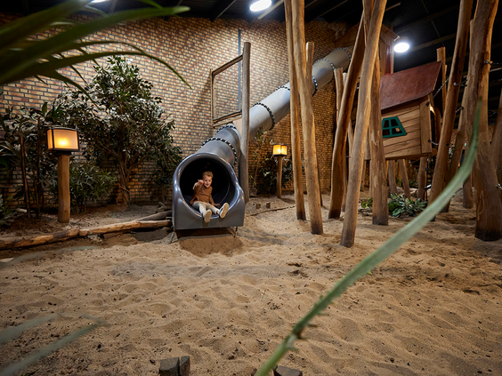 Tunnelglijbaan indoor speeltuin De Leistert Roggel vakantiepark Limburg kinderen glijbaan overdekt spelen Nederland