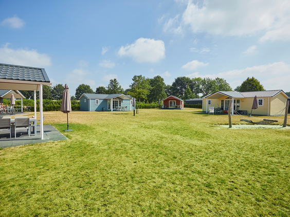 Ruime, groene plaatsen met 6-persoons chalets op Recreatiepark De Leistert, met een groot grasveld om te spelen.