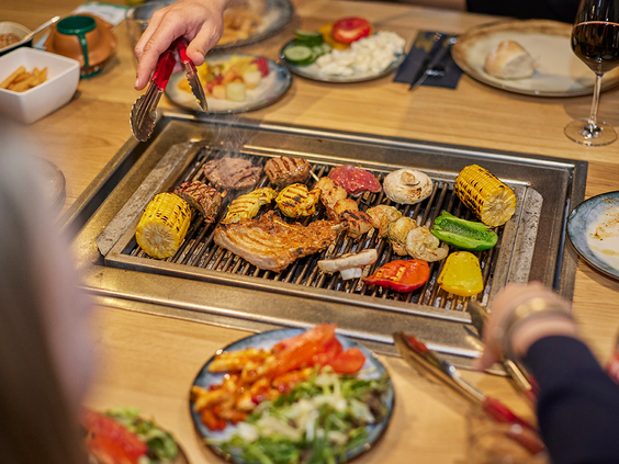 Tafelformaat grill met vlees, groenten en bijgerechten bij De Leistert