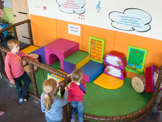 Jonge kinderen spelen veilig in de softplay-hoek voor peuters, met zachte speelblokken en kleurrijke speelelementen in de binnenspeeltuin van De Wije Werelt.