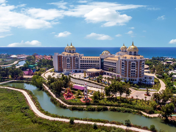 Luchtfoto van het luxe en uitgestrekte Delphin BE GRAND Resort in Lara, Turkije, gelegen aan zee.