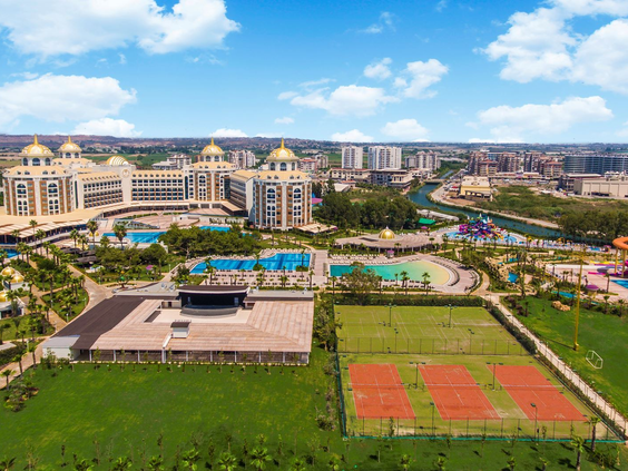 Overzicht van de sportfaciliteiten, waaronder tennisbanen, bij het Delphin BE GRAND Resort in Turkije.