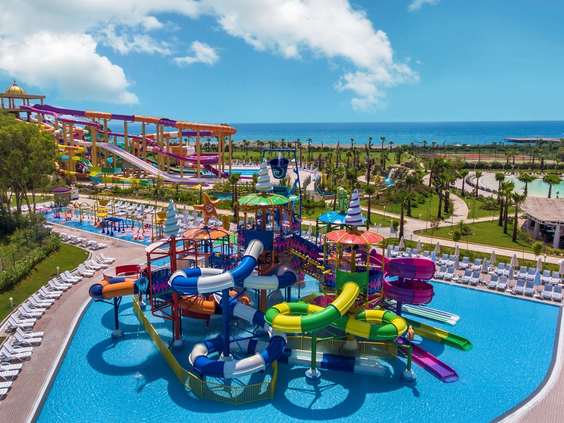 Grote overzichtsfoto vanuit de lucht van het kleurrijke aquapark van Delphin BE GRAND Resort aan zee.