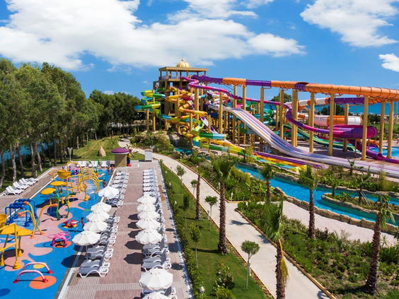 De vele kleurrijke waterglijbanen en de lazy river in het aquapark van Delphin BE GRAND Resort.