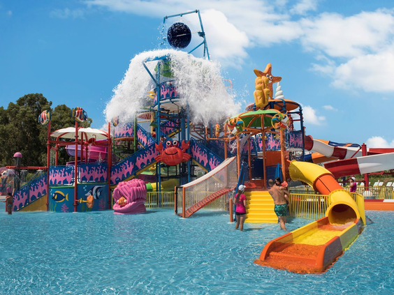 De grote waterspeeltuin met een enorme kantelende emmer water in het aquapark van Delphin BE GRAND Resort.