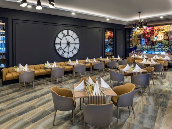 Het stijlvolle interieur van een van de restaurants in Delphin BE GRAND Resort in Lara, Turkije.
