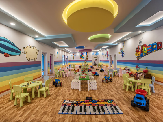 De kleurrijke en vrolijke binnenruimte van de kidsclub bij Delphin BE GRAND Resort.