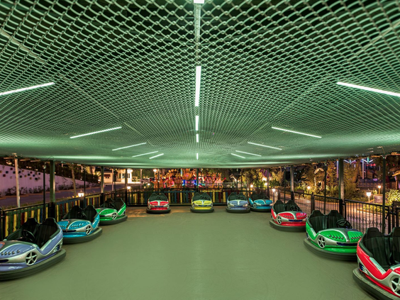 De overdekte botsauto-attractie op de kermis van Delphin BE GRAND Resort in Lara, Turkije.