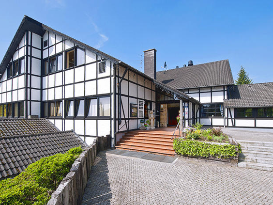 Het hoofdgebouw in Duitse vakwerkstijl van Dorint Vakantiepark Resort Daun, gelegen in de heuvels van de Eifel.