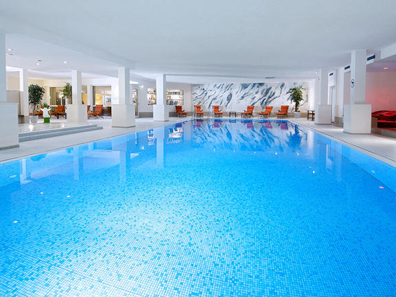 Het ruime en lichte binnenzwembad van Dorint Vakantiepark Resort Daun, perfect voor een duik met de familie.