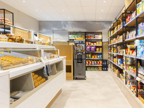 De minimarkt op Dormio Resort Nieuwvliet-Bad, met schappen vol verse broodjes, ontbijtkoeken en dagelijkse boodschappen.
