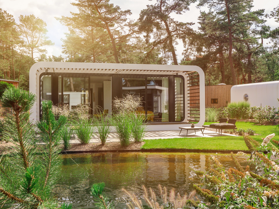 Een moderne en futuristisch ogende Cube vakantiewoning op Droompark De Zanding, gelegen aan het water te midden van de natuur op de Veluwe.