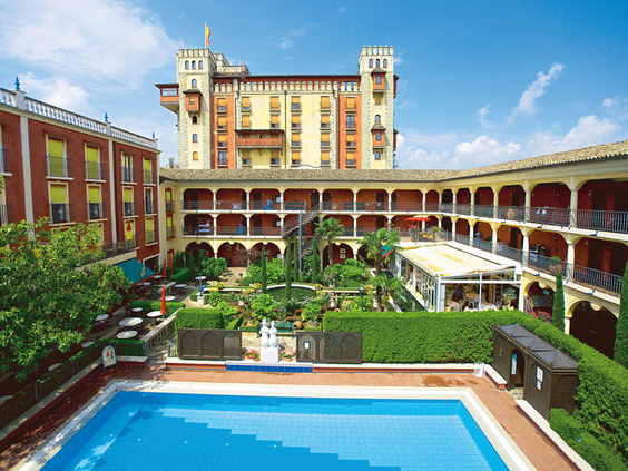 Overzicht van het Spaanse themahotel El Andaluz met het buitenzwembad in de sfeervolle binnentuin, direct bij Europa-Park.