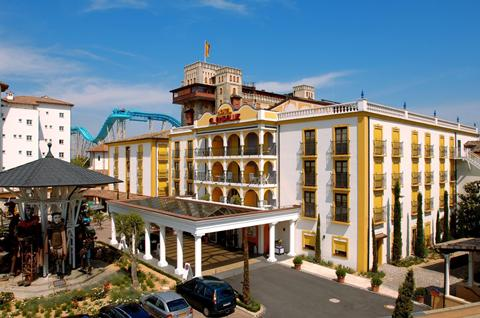De indrukwekkende entree van het Spaanse themahotel El Andaluz, gelegen aan het plein bij de ingang van Europa-Park.